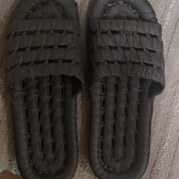 Brand New Shark Slippers for Men size 9.5 - Picture 2 of 4